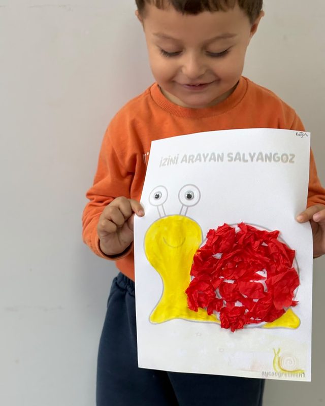 Salyangoz çalışmasını gösteren çocuk