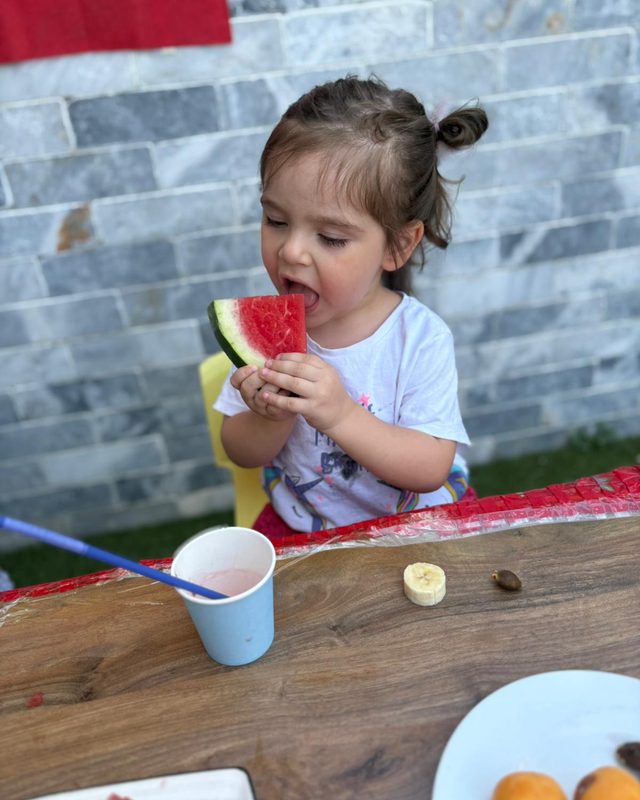 Karpuz yiyen çocuk