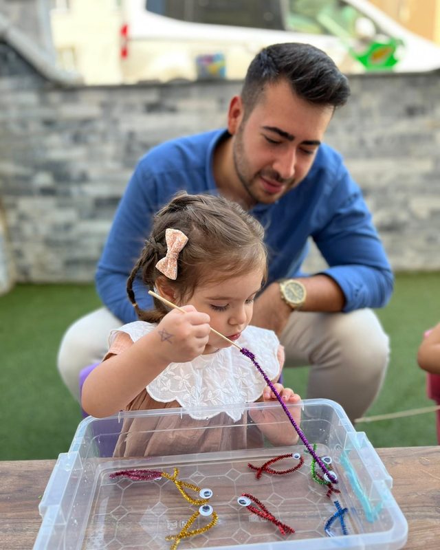 Psikoloğumuzla etkinlikte bir çocuk