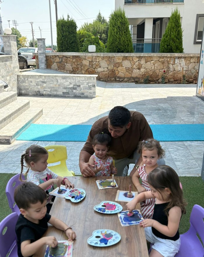 Bahçede boyama etkinliği