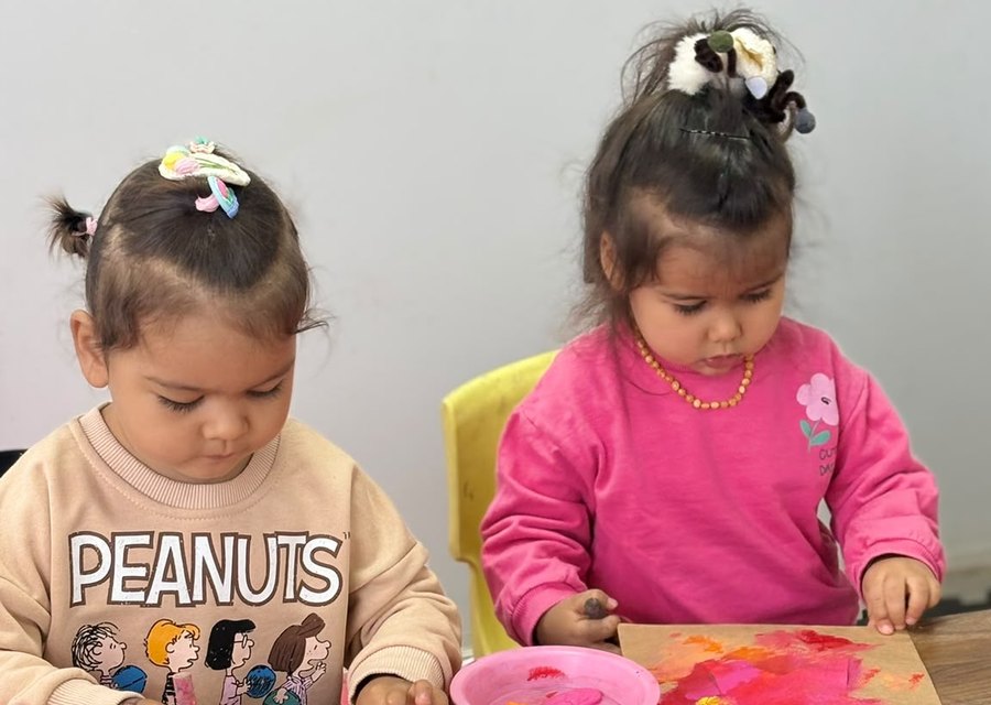 Yarım Gün programında boyama yapan çocuklar